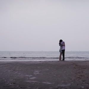 一大早王乙就起来等汽车
