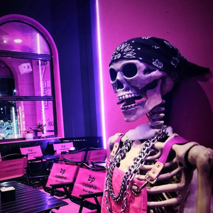 一大早王乙就起来等汽车
