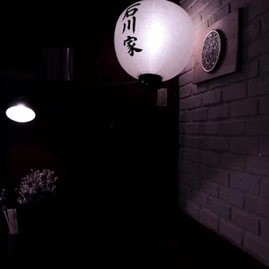 一大早王乙就起来等汽车
