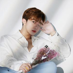 一大早王乙就起来等汽车
