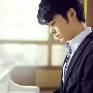 一大早王乙就起来等汽车
