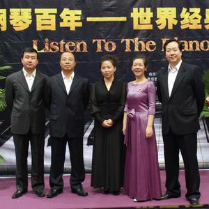 一大早王乙就起来等汽车
